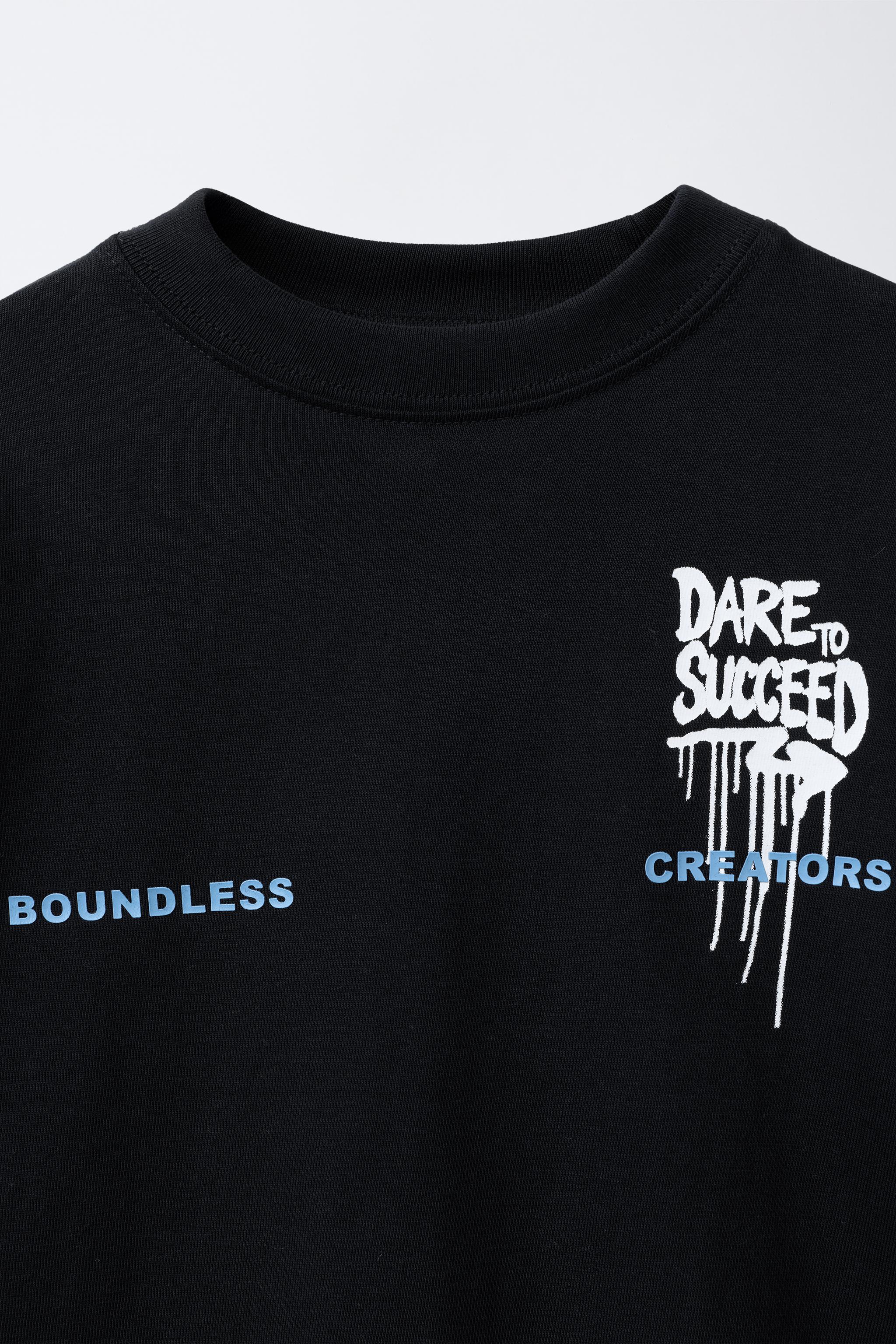 T-SHIRT À DOUBLES MANCHES GRAFFITI